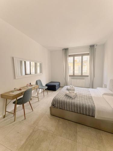 a bedroom with a bed and a table and chairs at B&B 31 mt dal Duomo in Benevento