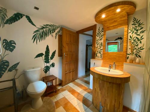 a bathroom with a toilet and a sink at Dom w Przepitkach in Przepitki