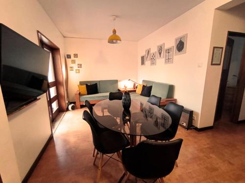 a living room with a table and black chairs at Gulbenkian 39 in Vila Nova de Gaia