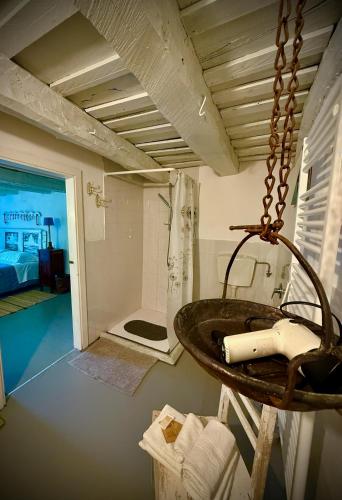 a bathroom with a sink and a bath room at Viandanti, Artisti e Sognatori in Comano