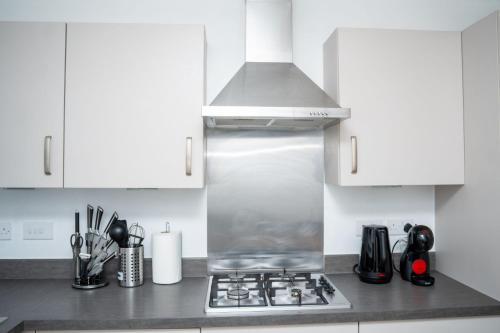 Modern 2BR Home in Manchester Co-op live parking photo 12