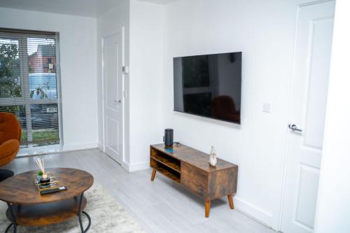Modern 2BR Home in Manchester Co-op live parking photo 13