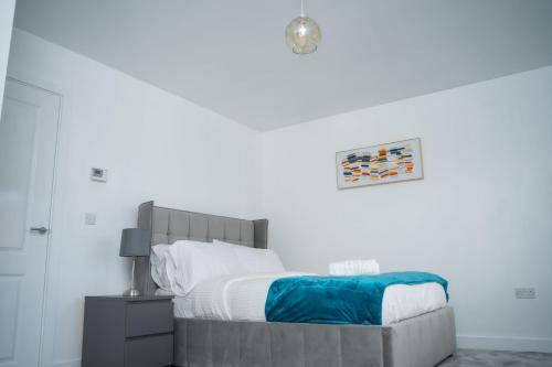Modern 2BR Home in Manchester Co-op live parking photo 14