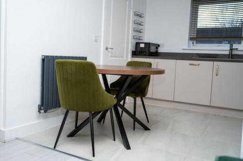 Modern 2BR Home in Manchester Co-op live parking photo 9