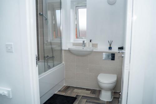 Modern 2BR Home in Manchester Co-op live parking photo 8