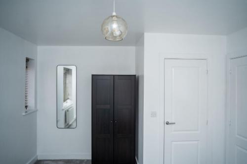 Modern 2BR Home in Manchester Co-op live parking photo 17