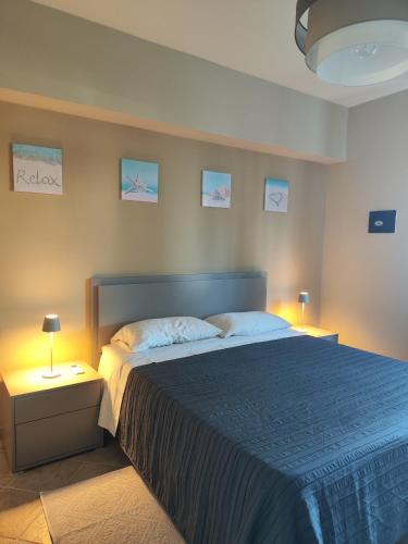 ein Schlafzimmer mit einem großen Bett und zwei Lampen in der Unterkunft Casa Cousteau in Policoro