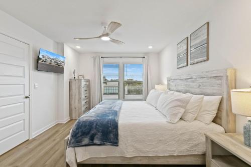 a bedroom with a large bed and a window at Family home near boat launches, beaches, and The Wharf! King bed and pet friendly in Orange Beach