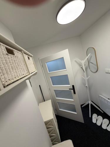 a room with a bed and a lamp and a door at Prázdninový dům Centrum Pastvinská přehrada in Nekoř