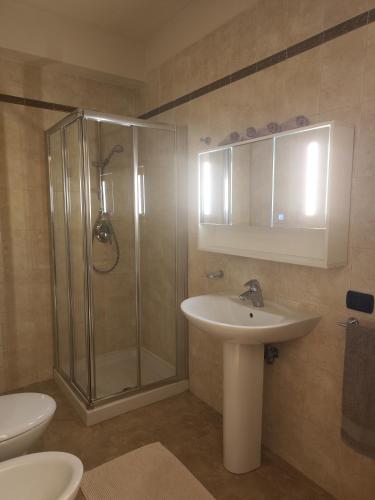 ein Badezimmer mit Dusche, Waschbecken und Toilette in der Unterkunft Casa Cousteau in Policoro