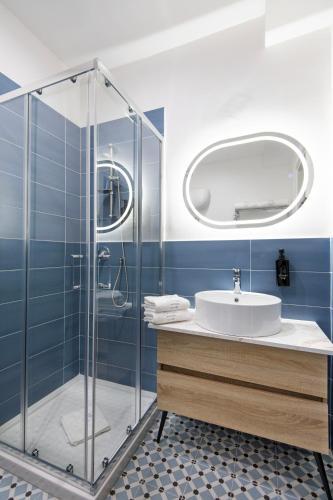 a bathroom with a sink and a shower at Enia Rooms in Nola
