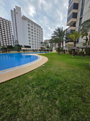 Piso a estrenar con vistas al mar en Playa Levante - Piscinas, parking y confort total