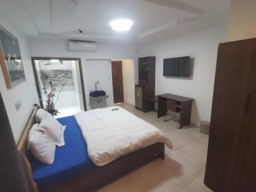 Llit o llits en una habitació de RESIDENCE ELSA Yamoussoukro