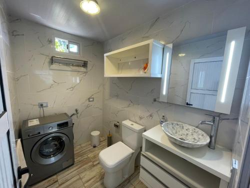 a bathroom with a washing machine and a sink at Tierra Roja in San Vicente