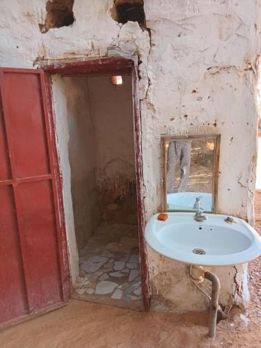 TerjitにあるAuberge Tembahjitの部屋にある洗面台付きのバスルーム