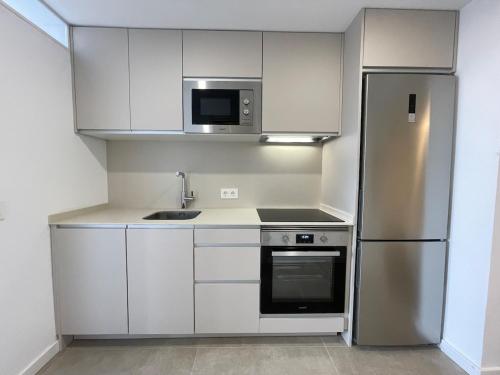 NEW 2-bedroom 2-bath, 5 min walk Metro L1-FIRA BCN