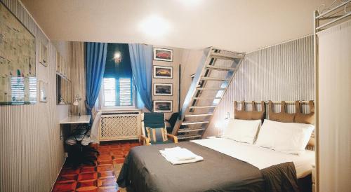 a small room with a bed and a ladder at VelaMar in Trieste