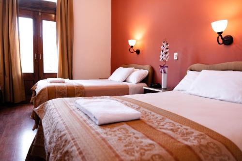 เตียงในห้องที่ Hotel Roma