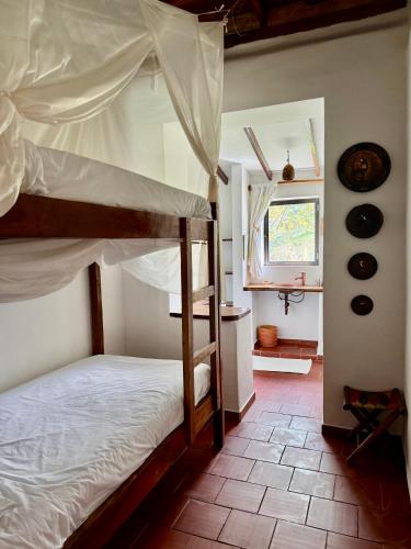 a bedroom with a bunk bed in a room at Mundo Nuevo ECO LODGE in Minca