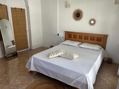 a bedroom with a bed with two towels on it at Villa 3D Grand baie Pereybere in Pereybere