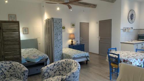 a room with two beds and a mirror at Gite Le Petit Luberon LISIANTHUS in Cabrières-dʼAvignon