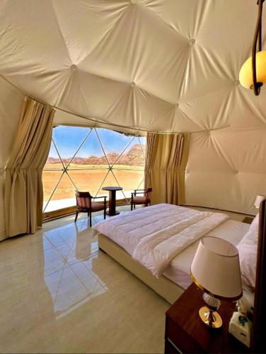 a bedroom with a bed with a view of the desert at The Heritage Inn in Disah