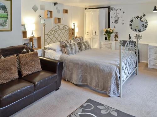 a living room with a bed and a couch at Rosecraddoc Manor - Heron in Saint Cleer