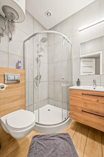 a bathroom with a shower and a toilet and a sink at Central Platinum Apartments 2 Studio z aneksem kuchennym 3 łóżka in Rybnik