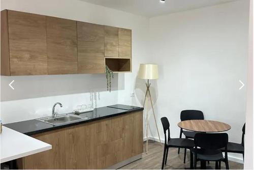 Kitchen o kitchenette sa Milo's Villa