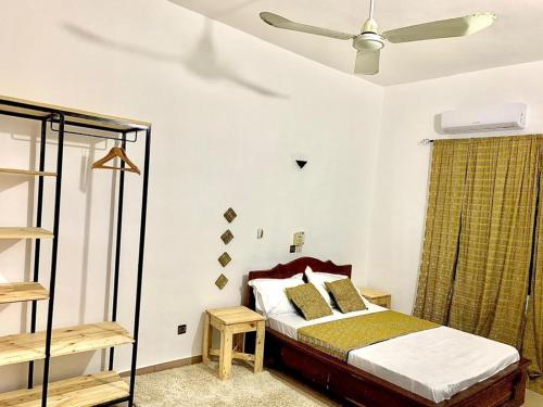 En eller flere senge i et værelse på Fari Guest