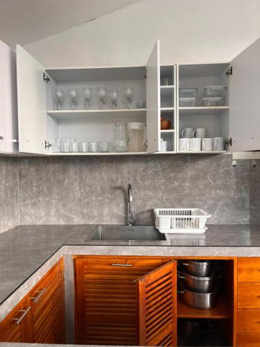 a kitchen with a sink and a counter top at Casa VerdeMar Vichayito Perú in Vichayito
