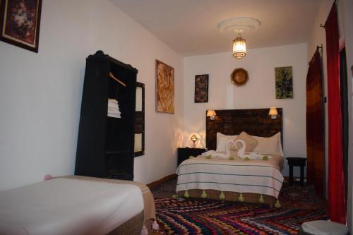 a bedroom with two beds in a room at Riad Vis Ta Vie in Marrakesh