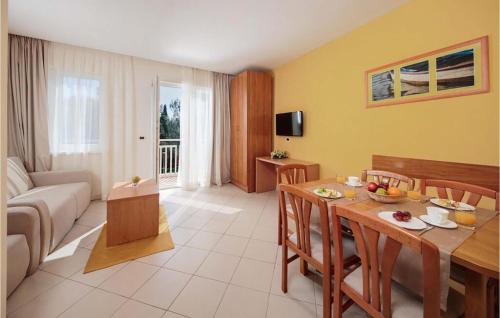 1 Bedroom Awesome Apartment In Umag