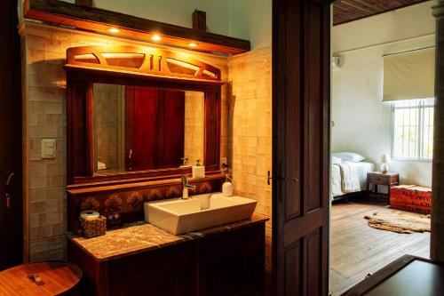 a bathroom with a sink and a mirror at Posada San José de Lucas in Tupambaé