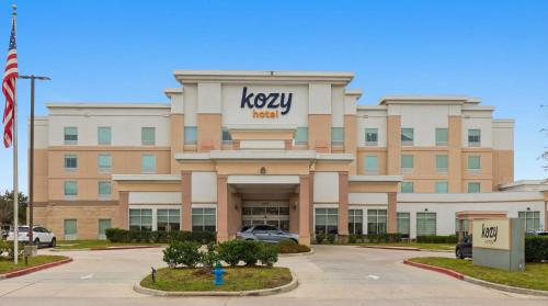 a building with a keylaw motel sign on it at Kozy Hotel Houston North in Westfield