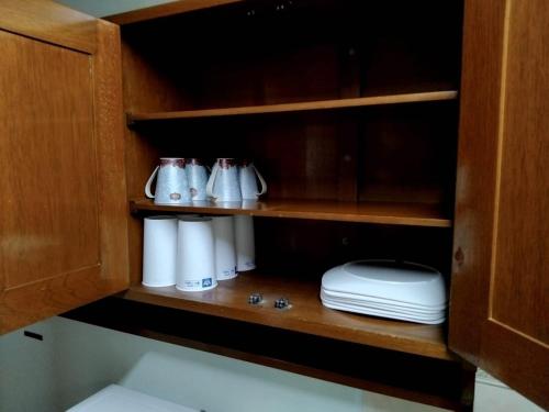 Un armario con rollos de papel higiénico dentro. en Space, en Cochabamba