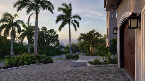 Modern 4BR Hillside Villa Pool & Beach Club Access