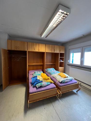 a room with two bunk beds in a room at TL Gastzimmer 1 in Frankfurt