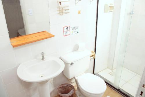 a bathroom with a toilet and a sink and a shower at Central Park Hotel São Carlos - Fácil Acesso USP e Industrial - Ar condicionado in São Carlos