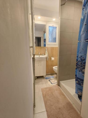 a bathroom with a tub and a sink and a toilet at Domek nad Narwią in Zatory