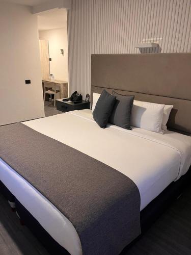 a large bed in a hotel room at HUNICO HOTEL in Tulancingo