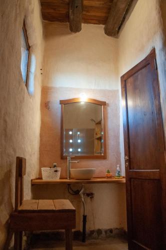 ein Badezimmer mit Waschbecken und Spiegel in der Unterkunft CABAÑAS KONDUR Elementos in Ciudad Lujan de Cuyo