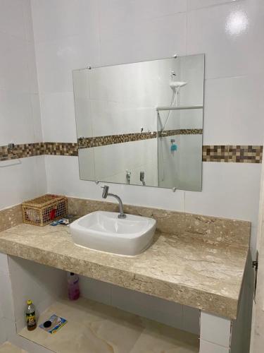 a bathroom counter with a sink and a mirror at Casa Ampla e aconchegante Limoeiro in Limoeiro