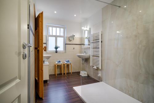 a bathroom with two sinks and a glass shower at FH Luisenlund im Ostseebad Prerow in Prerow