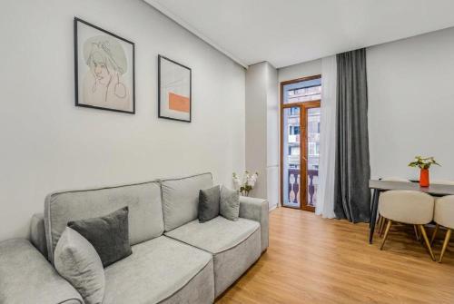 Stylish 2 Bedroom! French Balcony! City Center!