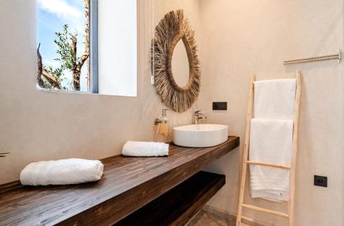 a bathroom with a sink and a mirror at villa Bohème Chic in Had Abdallah Rhiat
