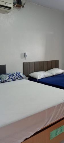 two beds sitting next to each other in a room at Casa em salinas in Salinópolis