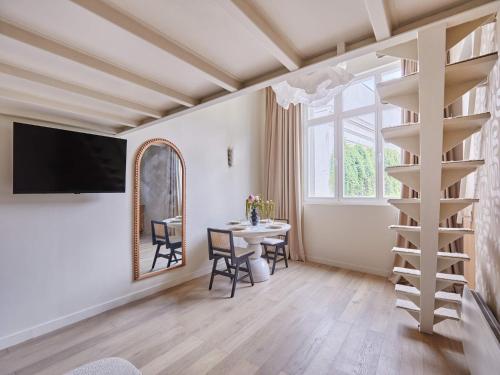Superb Flat Heart 8th District Matignon St Honoré