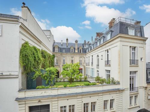 Superb Flat Heart 8th District Matignon St Honoré