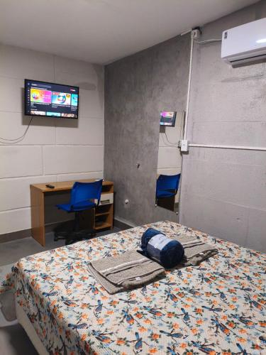 a hospital room with a bed and a tv on a wall at Lar Doce Lar Realizando Sono 4 !! in Arcos